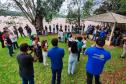 Pessoas acompanhando a soltura dos peixes