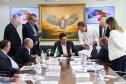Os governadores do Paraná, Carlos Massa Ratinho Junior, e de Santa Catarina, Jorginho Melo, estabeleceram nesta segunda-feira (20), em reunião no Palácio Iguaçu, um grupo de trabalho para estudar as melhores formas de minimizar os efeitos das cheias do Rio Iguaçu, que afetam os dois estados.