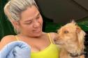 Mãe de pet com cachorro no colo