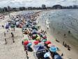 BANHISTAS NA PRAIA 