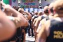 policiais em fila acompanhando o evento