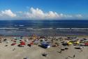 BANHISTAS NA PRAIA 