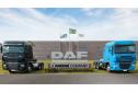 Fachada da DAF com dois caminhões dos lados da placa de identificação