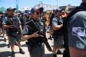 policiais acompanhando o evento