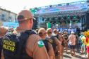 policiais acompanhando o evento