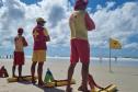 integrantes do corpo de bombeiros resguardando a praia