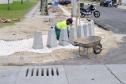 Foto de operários na orla de Matinhos