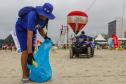 Equipe da Senepar realiza limpeza das praias paranaenses.