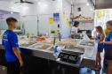 Peixaria com funcionários e clientes