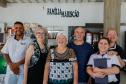 Funcionários da "Familia Mariscão" posando para foto