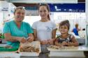 Família posando para foto em um peixaria