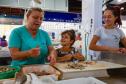 Família em uma peixaria