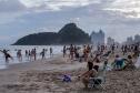 Banhistas na praia 
