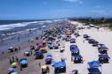 Foto aérea de turistas em praia
