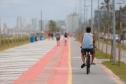 Foto de ciclistas na ciclovia da orla
