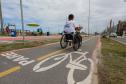 Foto de cadeirante na ciclovia da orla de Matinhos