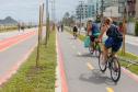 Foto de ciclistas na ciclovia da orla