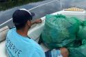 Voluntário coletando resíduos