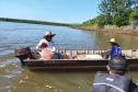Pescadores em um barco navegando em um rio