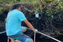 Voluntário coletando resíduos