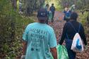 Voluntários coletando resíduos