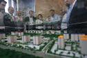 Foto de governador e equipe observando maquete