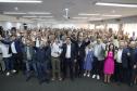 GOVERNADOR E COMITIVA POSANDO COM OS NOVOS SERVIDORES PARA FOTO COLETIVA