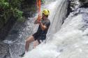 turista em meio à cachoeira