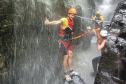 turistas e guias na trilha em meio à cachoeira  da rppn
