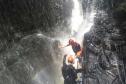 turistas em trilha subindo a cachoeira da rppn