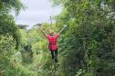 turista se divertindo em tirolesa