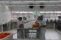 Funcionários trabalhando em banco de alimentos