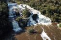 CACHOEIRA RODEADA DE VEGETAÇÃO DO PARANÁ