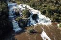 CACHOEIRA RODEADA DE VEGETAÇÃO DO PARANÁ