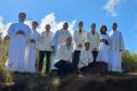 SACERDOTES POSANDO PARA FOTO 