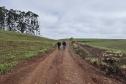 ESTRADA DE TERRA COM DOIS FISCAIS AO FUNDO