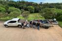 SERVIDORES POSANDO PARA FOTO A FRENTE DE VEÍCULO AUTO E HIDRO MOTOR