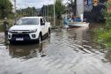 VEÍCULO E BARCO DO IAT EM LOCAL DE ENCHENTE