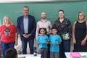 Secretário Everton Souza, servidores da outorga do IAT e crianças da escola Irmãos Rebouças