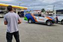 VOLUNTARIO OBSERVANDO CARRO OFICIAL