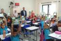 Secretário Everton Souza, servidores da outorga do IAT e crianças da escola Irmãos Rebouças