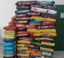 Foto de pilhas de produtos doados