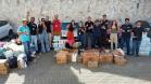 Foto de voluntários arrecadando doações
