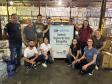 Foto de voluntários arrecadando doações