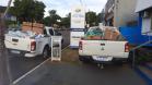 Fotos de caminhonetes carregadas com produtos doados