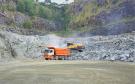 Fotos de caminhões levando produtos de mineração