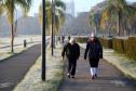 IDOSAS ANDANDO EM MEIO A UM CENÁRIO DE INVERNO