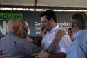 GOVERNADOR INTERAGINDO COM PRESENTES
