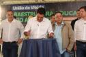 GOVERNADOR ASSINANDO 