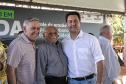 GOVERNADOR POSANDO PARA FOTO COM PRESENTES NO EVENTO